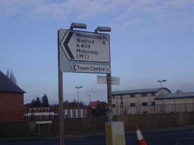 File:Road sign on Sheepcote Road roundabout - Geograph - 2280098.jpg