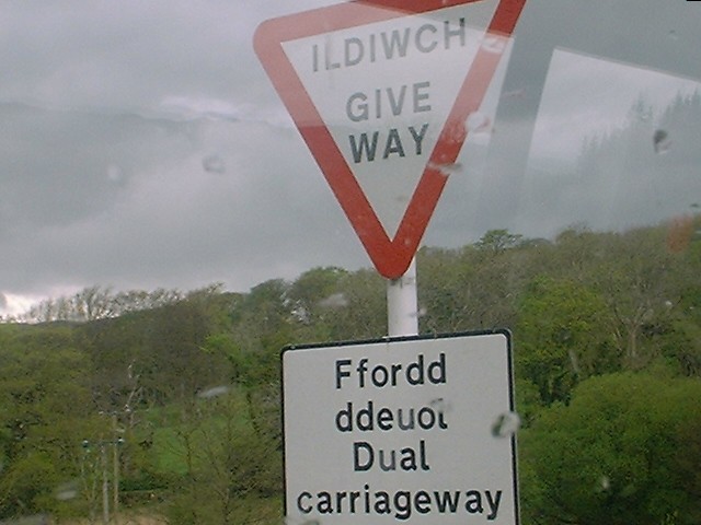 File:Bi-lingual Give Way sign - Coppermine - 1915.jpg