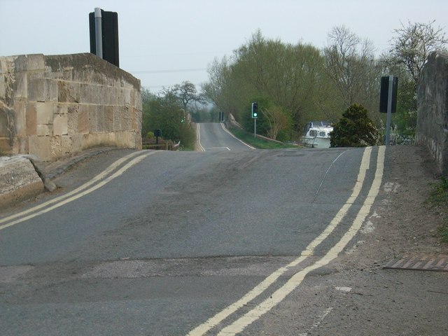 File:Bridges at Radcot - Geograph - 401223.jpg