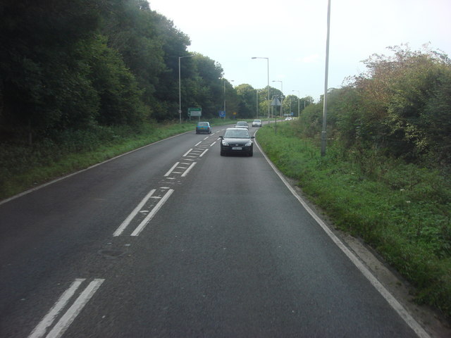 File:A413, Approaching the junction with London Road.jpg