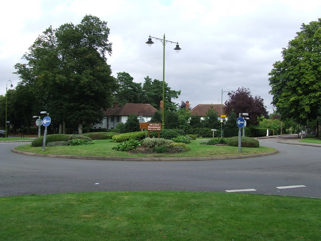 File:Uk's First Roundabout - Geograph - 531288.jpg