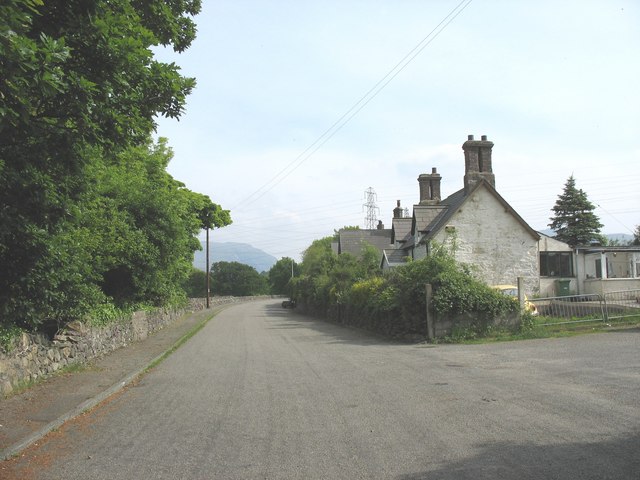 File:Typical Penrhyn-Estate-built cottages on the old A5 - Geograph - 814559.jpg
