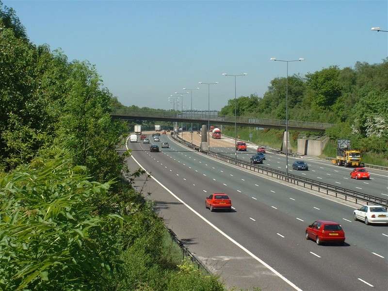 File:A sunny and jam free M25 near Reigate - Coppermine - 2534.jpg