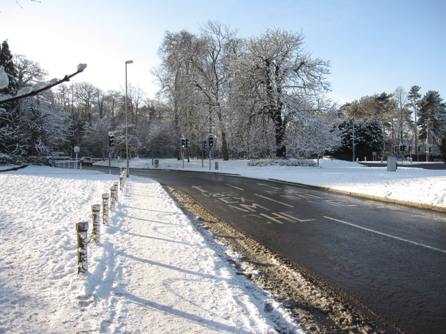 File:Overleigh Roundabout on a snowy day - Geograph - 1652107.jpg