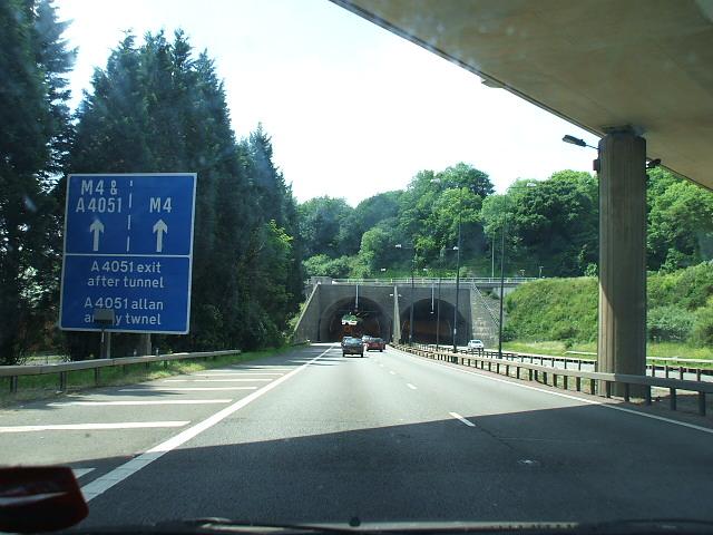 File:Approaching the Brynglas Tunnel - Coppermine - 16227.jpg