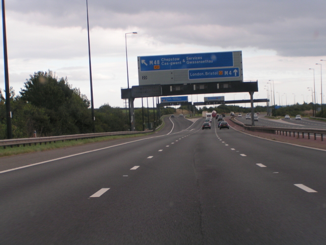 File:Junction 23 on the M4 heading east - Geograph - 1460210.jpg