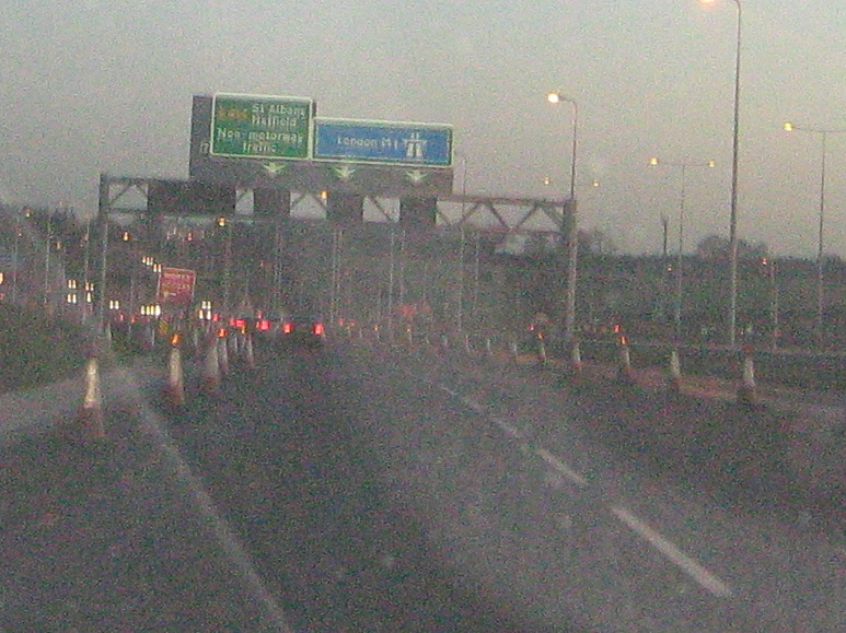 File:M10 divergence - now signposted as the A414 - Coppermine - 20934.jpg