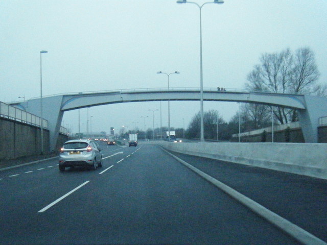 File:Footbridge over The Expressway - Geograph - 3280949.jpg