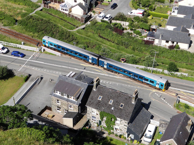 File:Harlech Level Crossing (C) Arthur C Harris - Geograph - 3612132.jpg