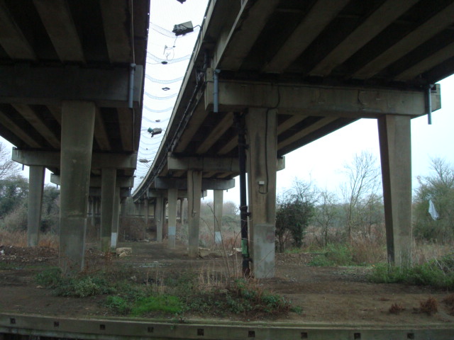 File:A34 Volvercote Viaduct underneath looking north - Coppermine - 16237.jpg