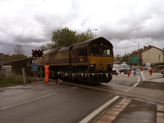 File:Gwaun-Cae-Guerwen level crossing - Geograph - 1276283.jpg