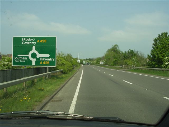 File:A423 Northwards on Southam Bypass Approaching A425 Daventry Road Roundabout - Coppermine - 11378.jpg
