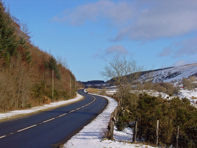 File:The A494 entering Penllyn.jpg