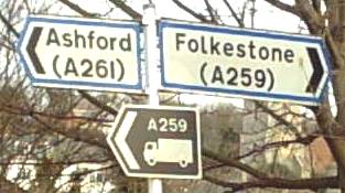 File:Sign referencing the A261 and A259 in Hythe.jpg