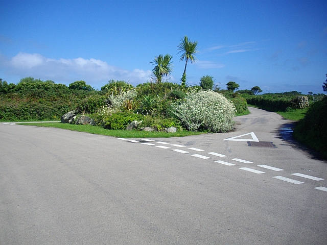 File:Floral road junction - Geograph - 929271.jpg