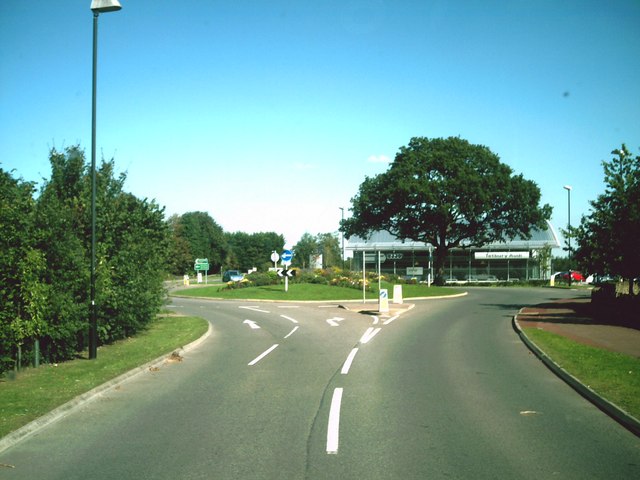 File:Roundabout on the edge of Tetbury - Geograph - 1481948.jpg