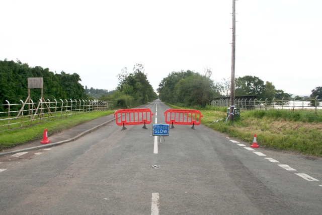File:July 2007 Floods A438 to Tewkesbury Closed.jpg
