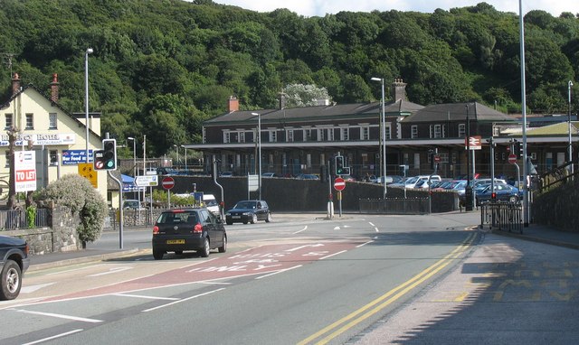 File:Road junction outside Bangor Railway Station - Geograph - 1415128.jpg