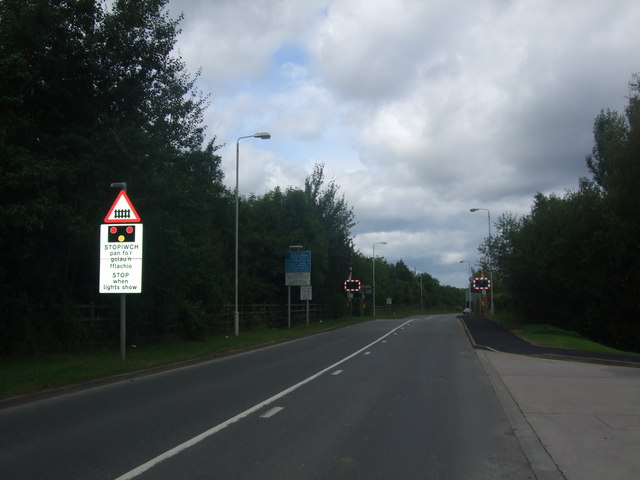 File:Bilingual road signage approaching a... (C) Richard Hoare - Geograph - 1447619.jpg