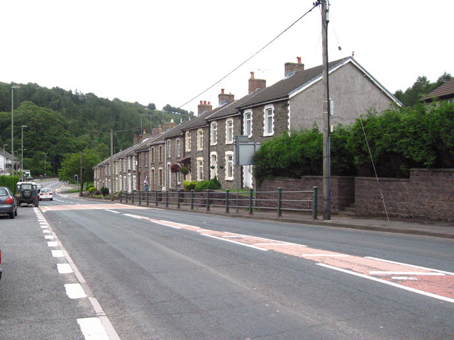 File:Cottages at Hafodyrynys.jpg