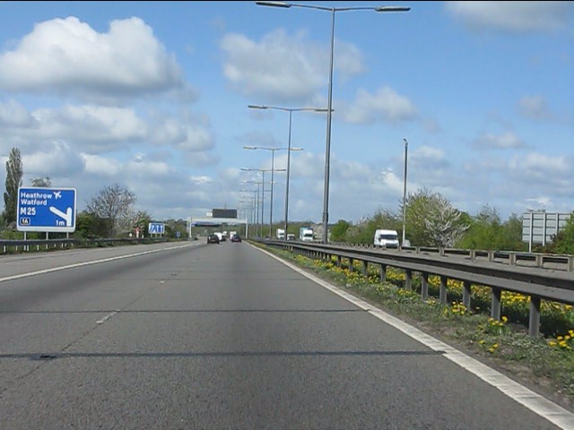 File:M40 Motorway at junction 1 - Geograph - 2358008.jpg