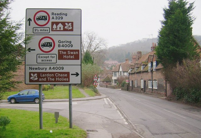 File:Confusing Roadsign, Streatley - Geograph - 1440264.jpg