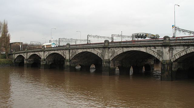 File:Glasgow Bridge.jpg