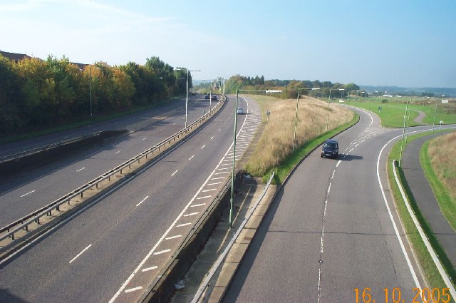 File:Leavesden Green- A41 North Western Avenue - Geograph - 66236.jpg