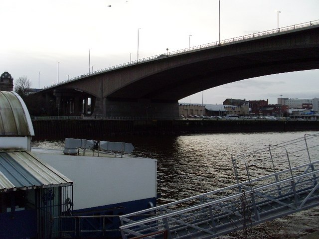 File:Kingston Bridge over River Clyde.jpg