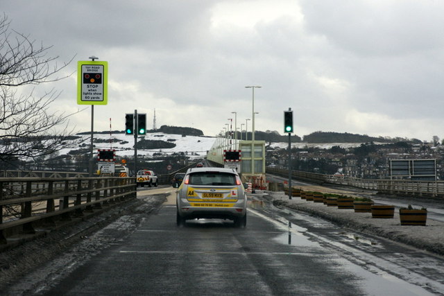 File:Dundee end of the Tay Bridge - Geograph - 1647786.jpg