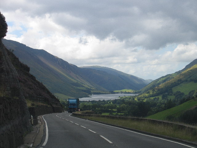 File:The A487(T) Skirting along Mynydd Fron-fraith.jpg