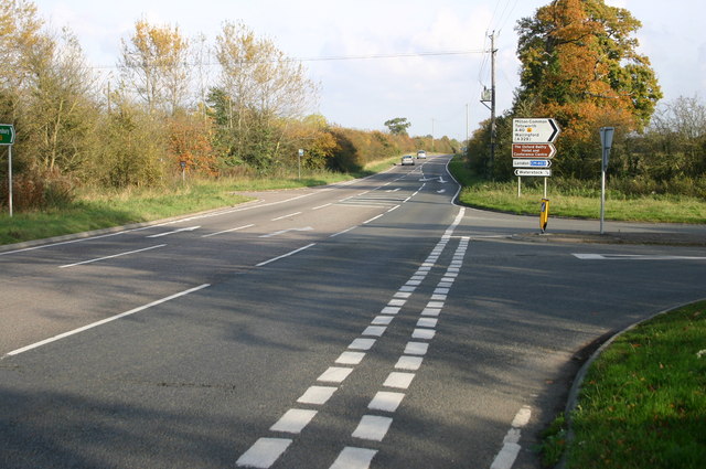 File:The A418 heading towards Tiddington.jpg