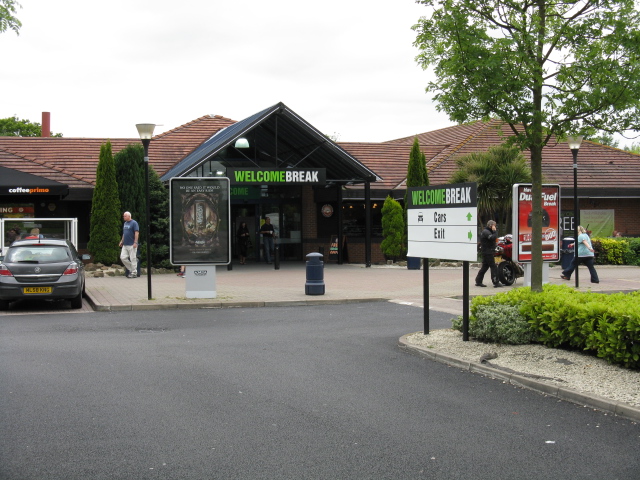 File:M40 Warwick Services - Main Building, Northbound Side - Geograph - 1326118.jpg