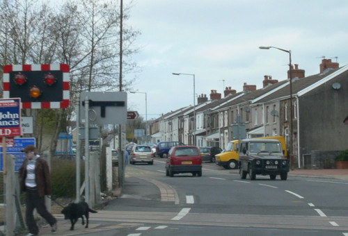 File:A474 Level Crossing - Coppermine - 11065.jpg