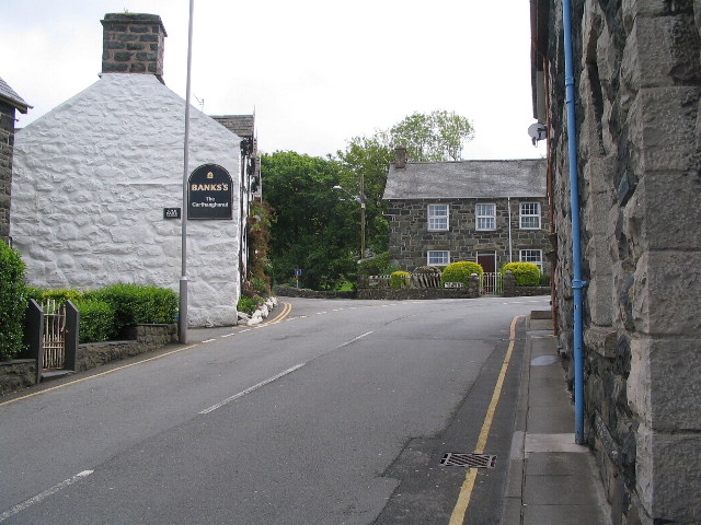 File:Main street, Llwyngwril.jpg