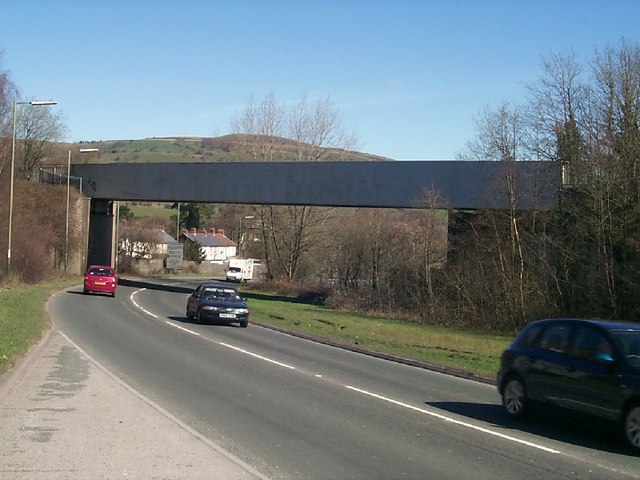 File:Railway Bridge spanning A468, Caerphilly.jpg