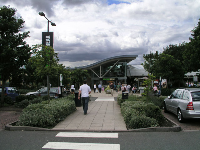 File:Wheatley Services on a cloudy day - Geograph - 958358.jpg