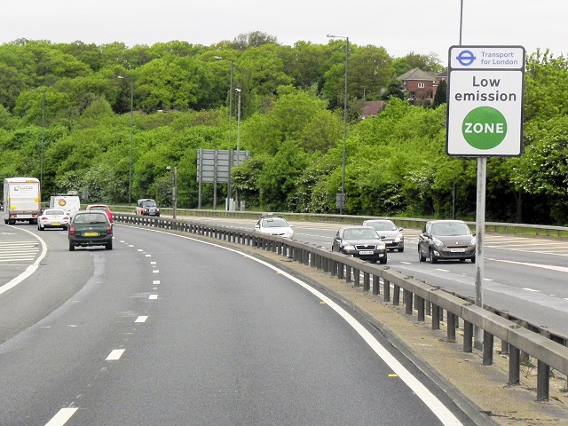 File:East Rochester Way entering the Low Emission Zone - Geograph - 3631723.jpg