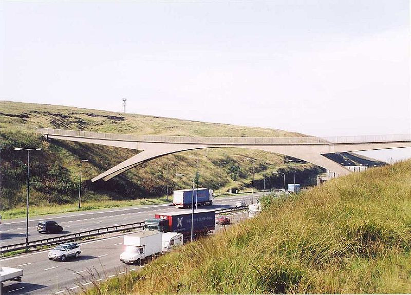 File:M62 Pennine Way overbridge nr J22 - Coppermine - 3114.jpg
