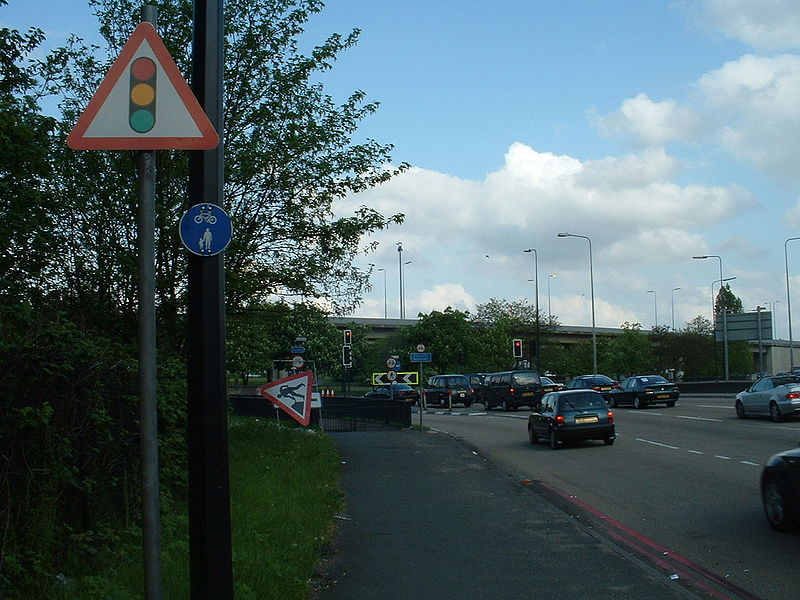 File:A12 Eastern Avenue (Redbridge) eastbound - Coppermine - 5849.jpg