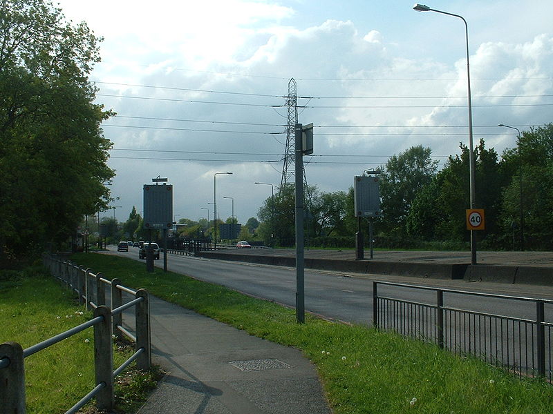 File:A12 Eastern Avenue (Redbridge) westbound - Coppermine - 5858.jpg