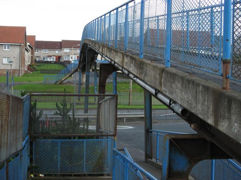 File:Pedestrian overbridge over old A8, from David St, Salsburgh - Coppermine - 14165.JPG