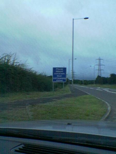 File:Bi-lingual sign on A5 appoaching Bangor - Coppermine - 3468.jpg