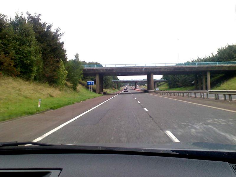 File:M22 J1 southbound with M2 starting just west of nearest overbridge - Coppermine - 23128.jpg