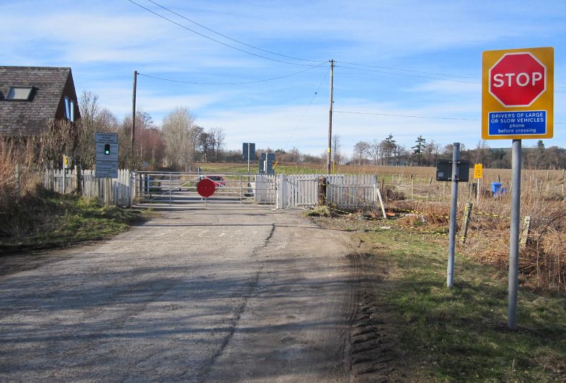 File:Foulis Level Crossing 2014.jpg