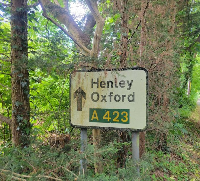 File:20230529 1 Hurley Lane old A423 sign cropped.jpg