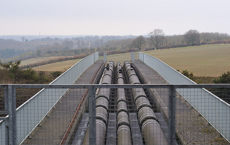 File:Water pipeline bridge over M40 near Stokenchurch - Coppermine - 21491.jpg