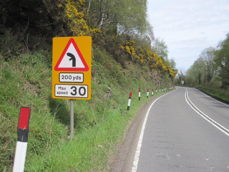 File:A82 Urquhart Castle - junction on bend - max speed 30.jpg