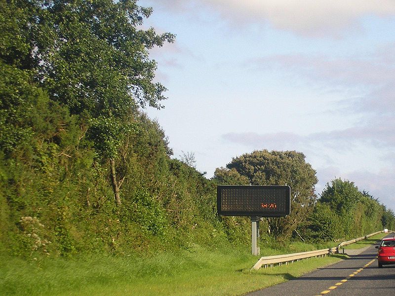 File:N25 southbound just after terminus of N11. VMS just displaying the time. - Coppermine - 19670.JPG