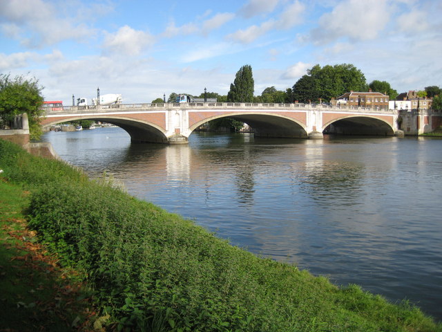 File:Hampton Court Bridge.jpg